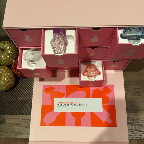 Ariana Grande New❤️🩷 - Picture 4 of 8